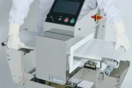 Máy dò kim loại vận hành trên dây chuyền sản xuất thực phẩm, kiểm tra và phát hiện tạp chất kim loại đảm bảo an toàn chất lượng sản phẩm.