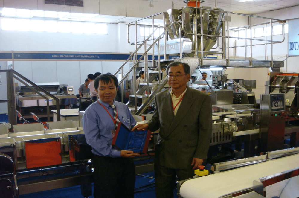 Đại diện AIS nhận kỷ niệm chương nhà cung cấp máy dò kim loại Anritsu tại Việt Nam. Đơn vị Xuất Sắc Đông Nam Á