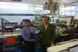 Đại diện AIS nhận kỷ niệm chương nhà phân phối xuất sắc máy dò kim loại Anritsu tại Việt Nam.