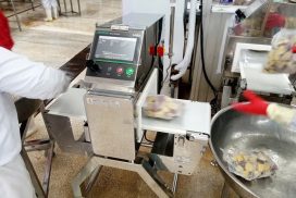 Máy dò kim loại Anritsu Nhật Bản hoạt động trong dây chuyền sản xuất thực phẩm, giúp phát hiện tạp chất kim loại và đảm bảo tiêu chuẩn an toàn HACCP.