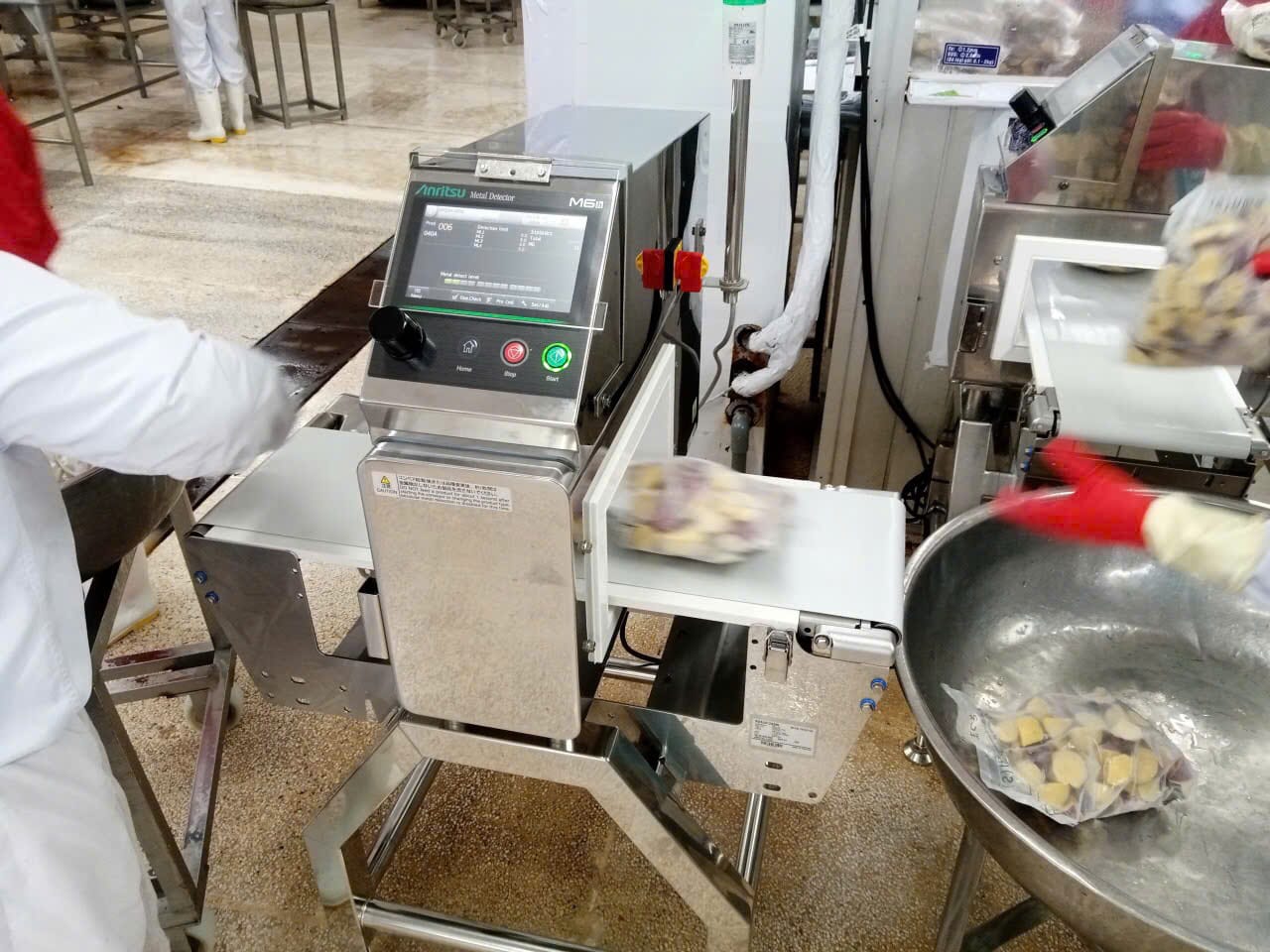 Máy dò kim loại Anritsu Nhật Bản hoạt động trong dây chuyền sản xuất thực phẩm, giúp phát hiện tạp chất kim loại và đảm bảo tiêu chuẩn an toàn HACCP.