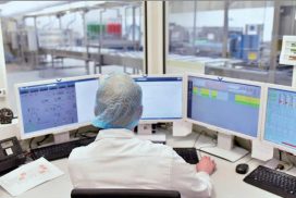 nhân viên QC kiểm tra kim loại trong thực phẩm theo tiêu chuẩn HACCP