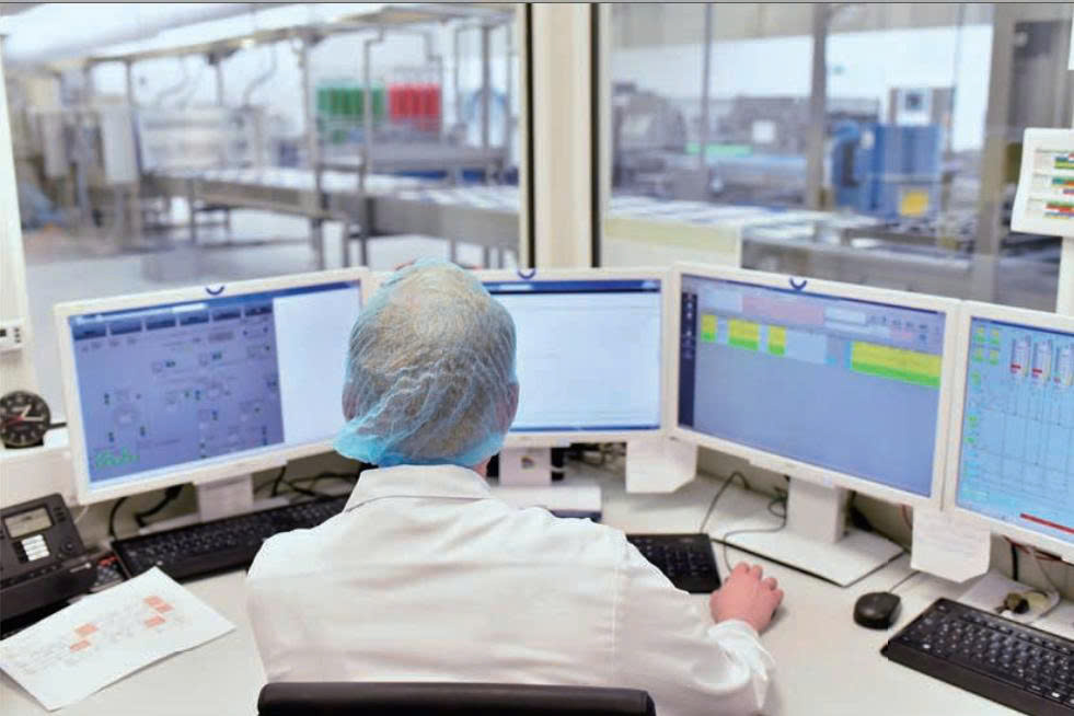 nhân viên QC kiểm tra kim loại trong thực phẩm theo tiêu chuẩn HACCP