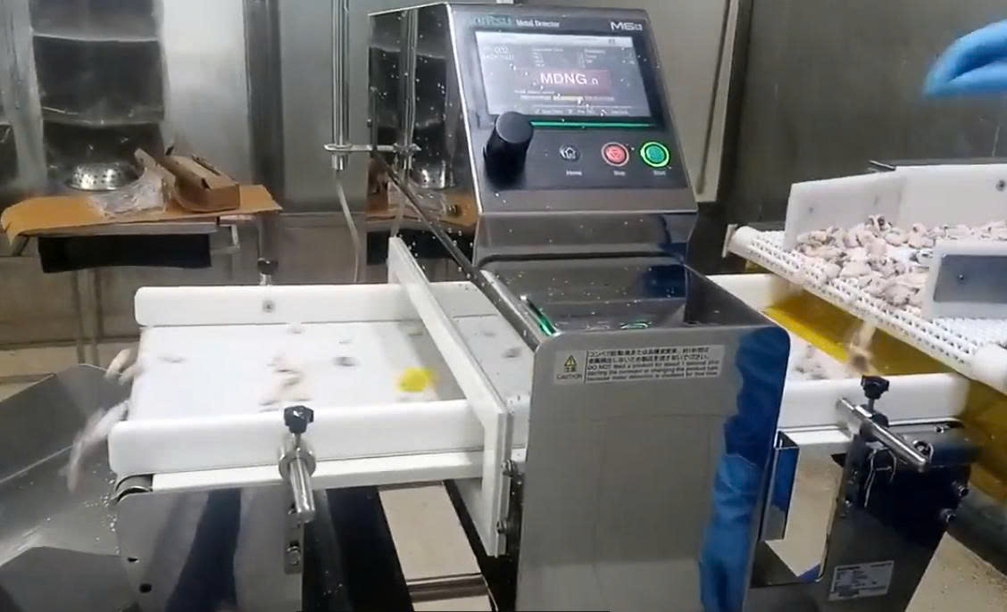 máy dò kim loại thực phẩm Anritsu trên dây chuyền sản xuất